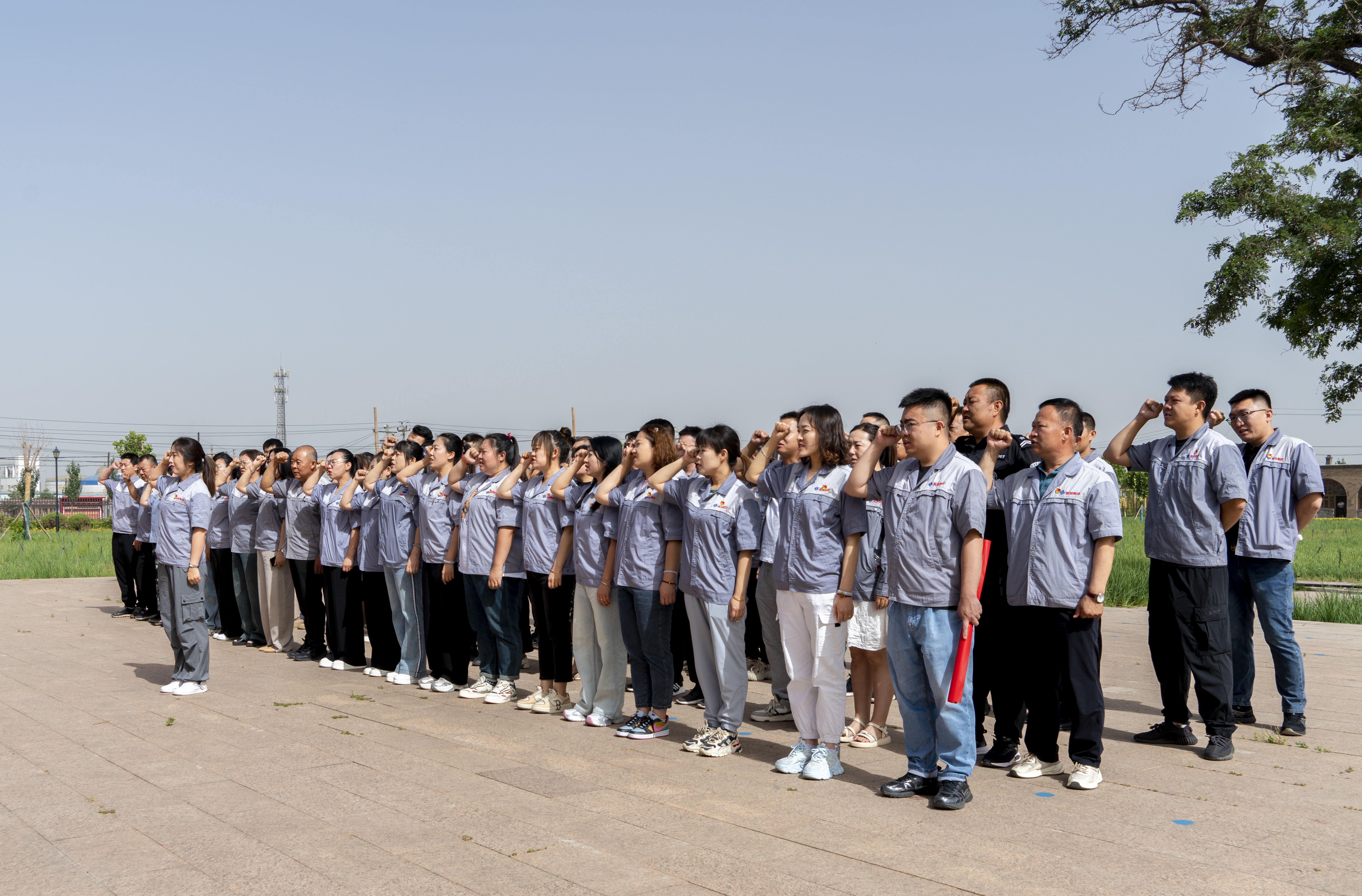 內(nèi)蒙古黃河集團(tuán)赴烏海市第一黨支部紀(jì)念館開展“七一”主題黨日活動(dòng)