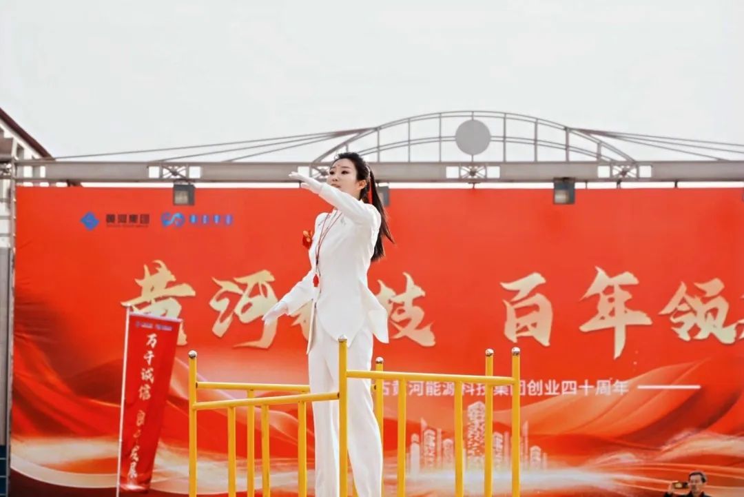 集團(tuán)創(chuàng)業(yè)40周年威風(fēng)鑼鼓隊表演指揮