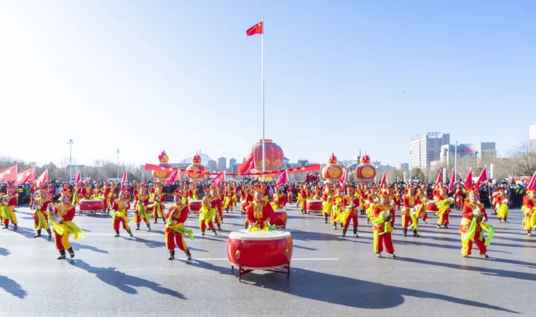 內(nèi)蒙古黃河集團(tuán)創(chuàng)業(yè)四十周年威風(fēng)鑼鼓隊助力正月十五社火巡演