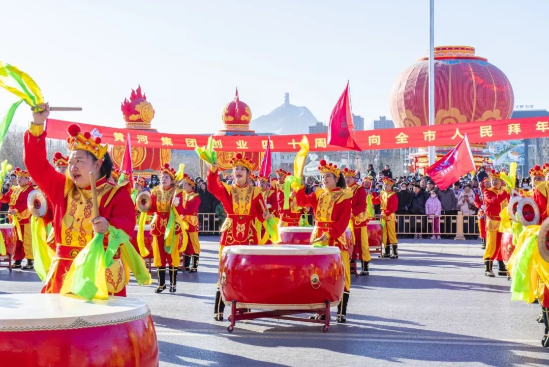 內(nèi)蒙古黃河集團(tuán)創(chuàng)業(yè)四十周年威風(fēng)鑼鼓隊助力正月十五社火巡演