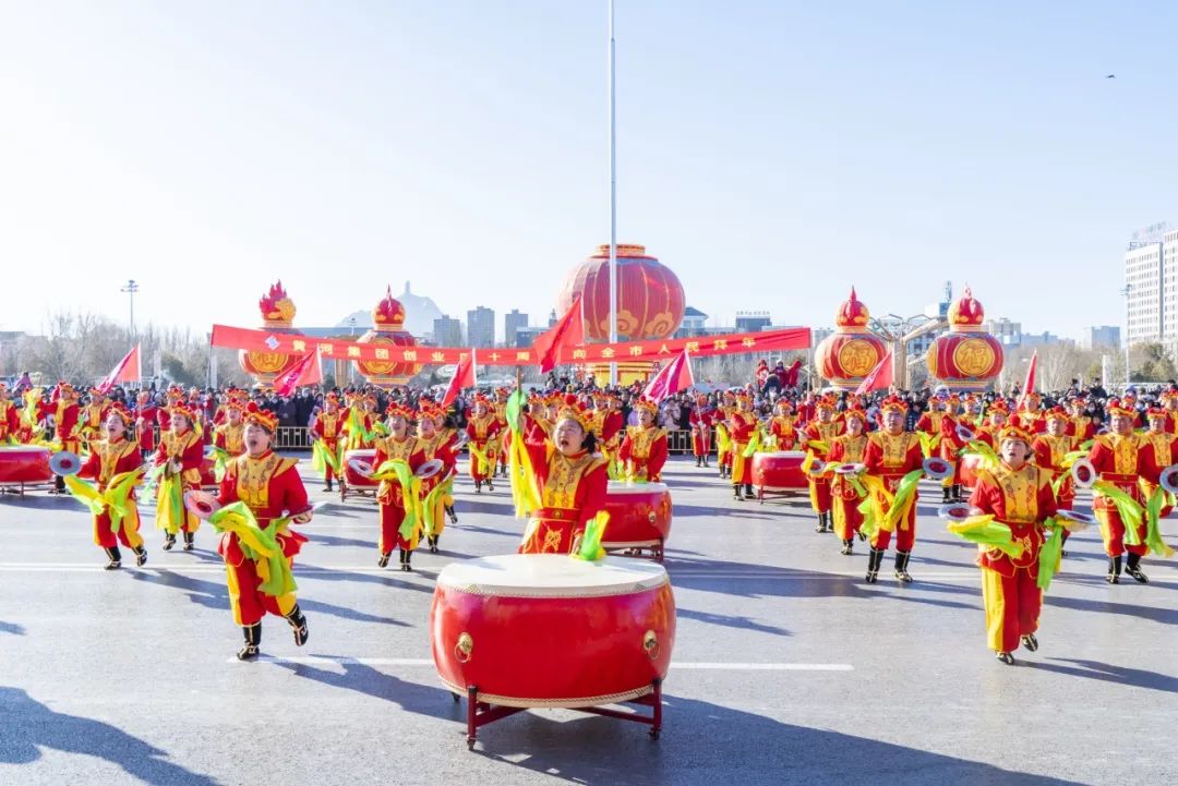 內(nèi)蒙古黃河集團(tuán)創(chuàng)業(yè)四十周年威風(fēng)鑼鼓隊助力正月十五社火巡演